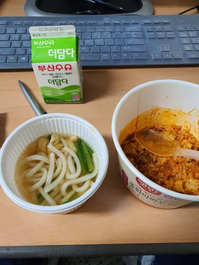 지난 1일 칠곡경북대병원이 의료진들에게 중화마파두부컵밥, 우동, 우유를 점심으로 제공했다고 알려져 논란이 일었다. 건강권 실현을 위한 행동하는 간호사회 회원 트위터