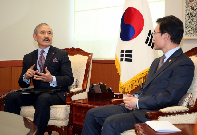 조세영 외교부 제1차관이 4일 오후 서울 도렴동 외교부 청사에서 해리 해리스 주한미국대사와 신종 코로나바이러스 감염증(코로나19) 대응 문제 등을 논의하고 있다. 연합뉴스