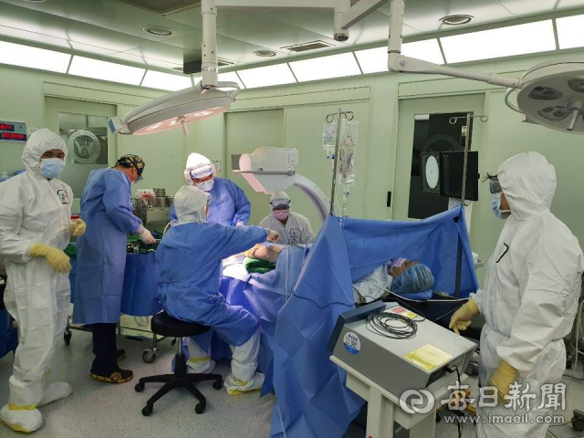 대구 달서구 W병원에서 의료진들이 보호 장구를 착용하고 환자 수술을 진행하고 있다. W병원 제공