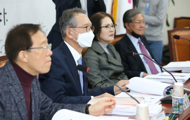 미래통합당 김형오 공천관리위원장이 2일 오전 서울 여의도 국회에서 열린 공천신청자 화상면접에서 이야기하고 있다. 공관위는 코로나19 확산 사태로 TK 지역에 대한 공천 면접 심사를 미뤄왔으나 총선 일정상 더는 면접을 미룰 수 없다는 판단에 따라 화상 면접 실시를 결정했다. 연합뉴스