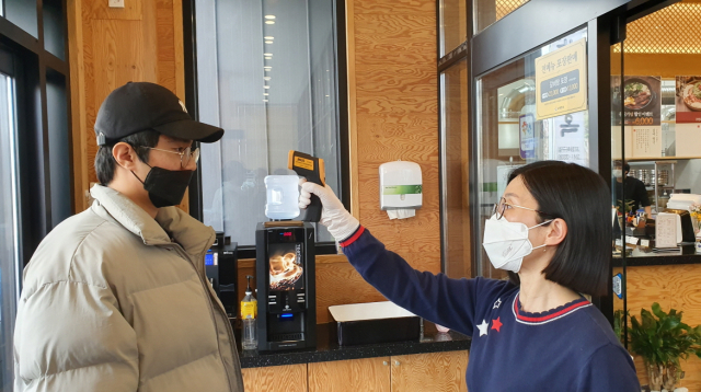 경북 포항시내 한 식당 입구에서 발열검사를 실시하고 있다. 포항시 제공