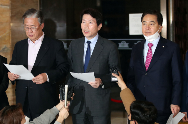 더불어민주당 이인영 원내대표와 미래통합당 심재철 원내대표, 민주통합의원모임 유성엽 원내대표가 4일 오후 국회 본청 로텐더홀에서 선거구획정안관련 3당 원내대표 공동기자회견을 하고 있다. 연합뉴스