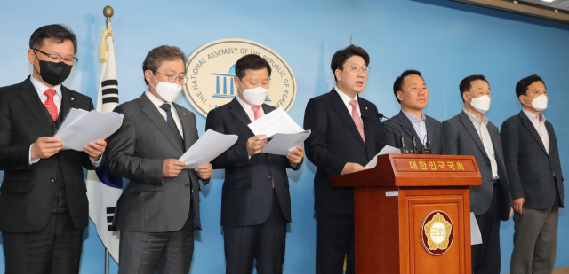 강원도국회의원협의회 여야의원들이 4일 오후 서울 여의도 국회 정론관에서