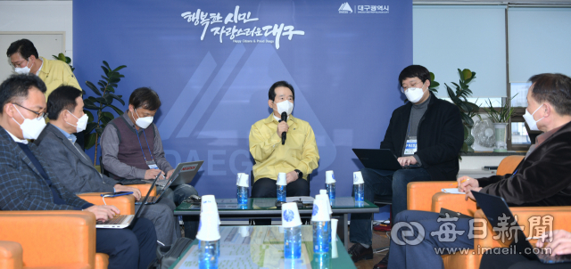 지난달 27일 황교안(왼쪽) 미래통합당 대표가 코로나19감염증 확산으로 임시 휴업 중인 대구 서문시장을 찾아 상인과 이야기를 나누고 있다. 우태욱 기자 woo@imaeil.com