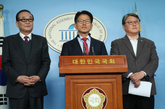 자유공화당 김문수, 조원진 공동대표와 서청원 의원이 4일 오후 국회 정론관에서 박근혜 전 대통령의 