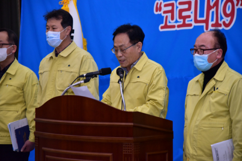 엄태항 봉화군수가 추가 확진자 2명 발생에 따른 기자회견을 열고 있다. 봉화군 제공
