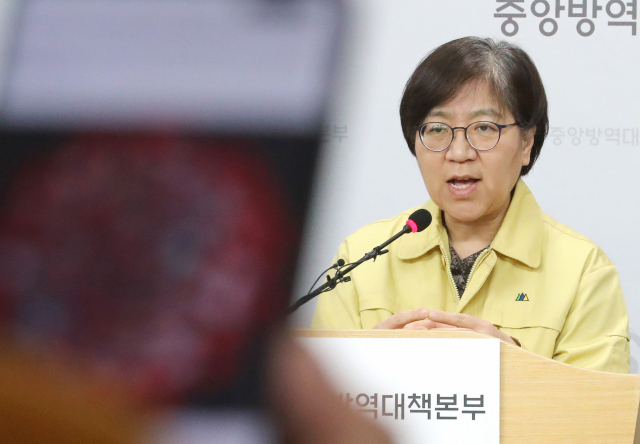 정은경 중앙방역대책본부장(질병관리본부장)이 충북 청주시 질병관리본부에서 코로나19 국내 발생현황 및 확진환자 중간조사 결과 등 정례브리핑을 마친 뒤 취재진의 질문에 답변하고 있다. 연합뉴스