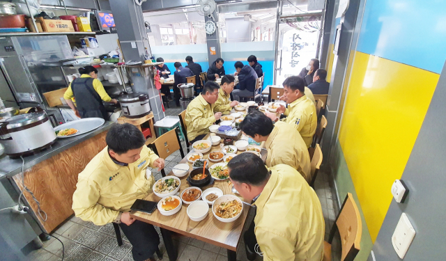 코로나19 여파로 침체된 지역 경제를 살리기 위해 윤경희 청송군수와 공무원들이 최근 청송읍 시장 한 식당을 찾아 점심을 해결하고 있다. 청송군 제공