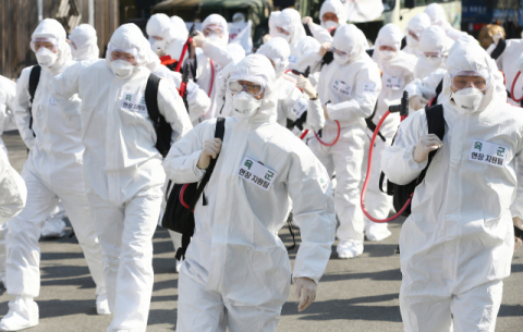 지난 4일 경북 경산시 경산역 일대에서 육군 2작전사령부, 50사단, 경북도, 경산시가 함께한 코로나19 확산 방지 방역작업이 이뤄지고 있다. 연합뉴스