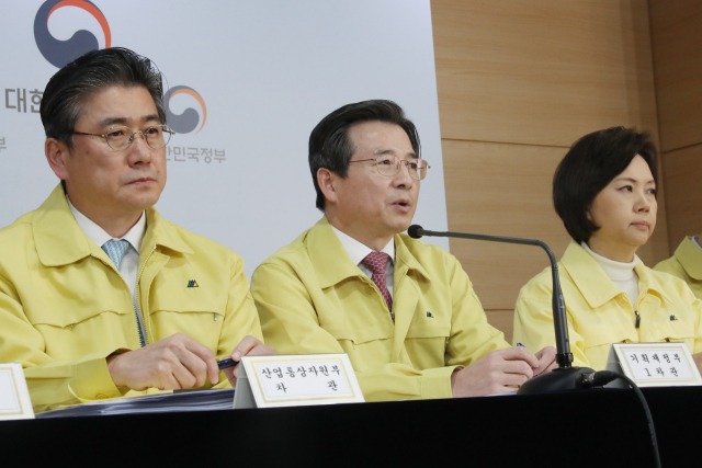 김용범 기획재정부 1차관(가운데)이 5일 오전 정부서울청사에서 관계부처와 합동으로 마스크 수급 안정화 대책을 발표하고 있다. 연합뉴스