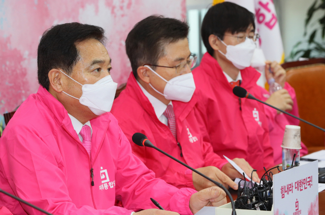 미래통합당 심재철 원내대표(왼쪽)가 5일 국회에서 열린 최고위원회의에서 발언하고 있다. 연합뉴스