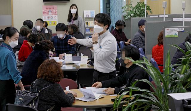 코로나19 확산으로 경기가 얼어붙으면서 생계에 위협을 받는 소상공인들의 대출 상담이 급증하고 있다. 6일 오후 대구 중구 소상공인시장진흥공단 대구남부센터가 코로나19 관련 대출을 받으려는 소상공인들로 붐비고 있다. 진흥공단 관계자는 