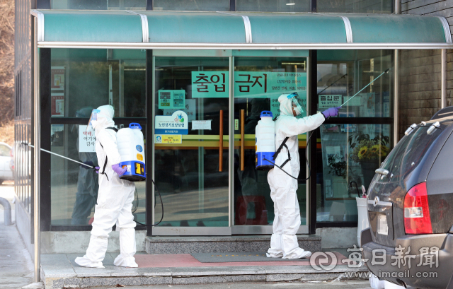 코로나19 확진자가 36명이 발생한 노인복지시설인 경북 봉화군 푸른요양원에서 5일 오후 방역 관계자들이 소독작업을 실시하고 있다. 성일권 기자 sungig@imaeil.com