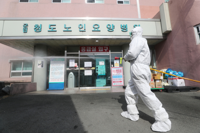 청도노인요양병원에서 질병관리본부 관계자가 방역 소독을 하고 있다. 연합뉴스