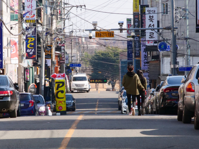 4일 오후 경북 경산시 경산역 일대에서 육군 2작전 사령부, 50사단, 경북도, 경산시가 함께한 신종 코로나바이러스 감염증(코로나19) 확산 방지 방역작업에서 장병들이 각자 맡은 구역으로 이동하고 있다. 연합뉴스