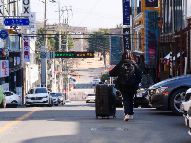 코로나19 경산시 확진자가 300명을 넘어선 가운데 경산시 소재의 영남대학교 대학로가 5일 오후 한산한 모습을 보이고 있다. 거리 곳곳의 음식점 출입문에는 임시 휴업을 알리는 안내문이 걸려 있다. 안성완 기자 asw0727@imaeil.com