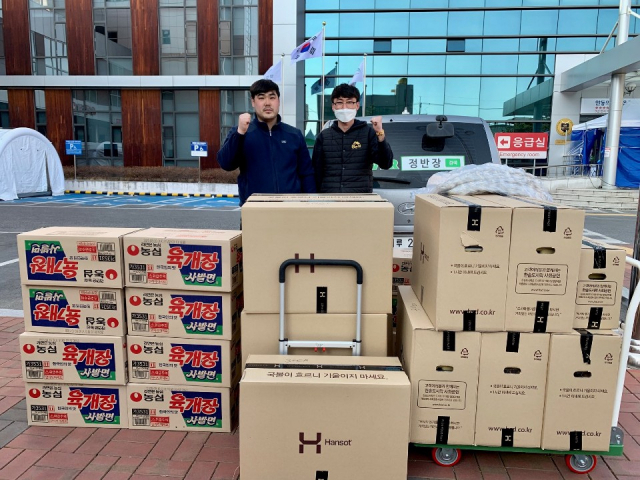 유종철 정반장블라인드 안동점 대표(오른쪽)와 최비룡 경안합기도무도관 관장이 5일 경북 안동의료원에 도시락과 라면 등을 전달하며 파이팅을 하고 있다. 김영진 기자