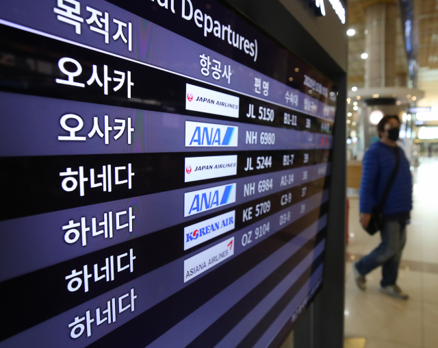일본정부가 9일부터 한국과 중국 전체에서 오는 입국자에 대해 검역소장이 지정한 장소에서 2주간 대기하도록 할 예정이다. 사진은 5일 오후 김포국제공항 국제선청사 모습. 연합뉴스