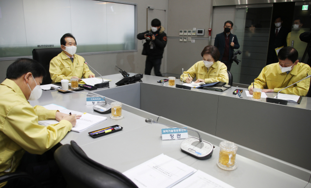 정세균 국무총리가 6일 정부서울청사에서 열린 신종 코로나바이러스 감염증(코로나19) 대응 점검 중앙재난안전대책본부(중대본) 회의에서 발언하고 있다. 연합뉴스