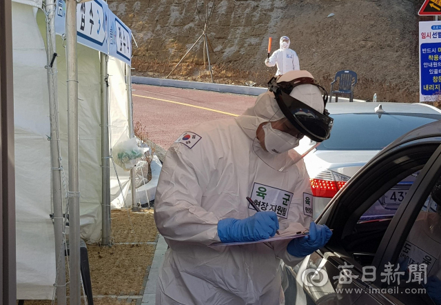 육군 제2작전사령부는 대구 선별진료소에 장교와 부사관 등 인력 50여명을 지원했다. 육군 제공