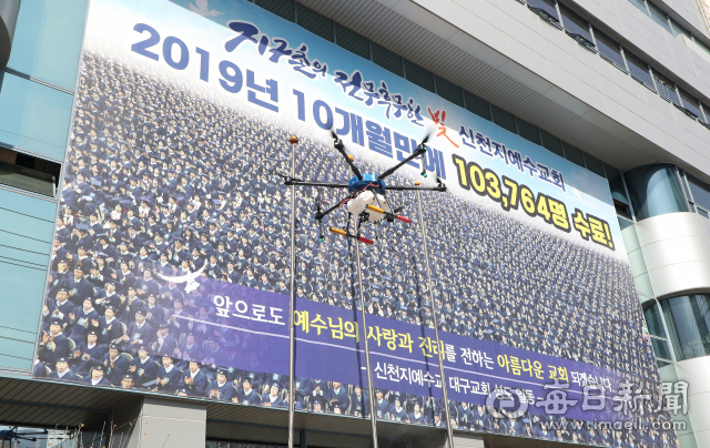 지난달 18일 오전 대구 수성구보건소 관계자가 선별진료소를 폐쇄하고 있다. 수성구보건소는 전날 코로나바이러스감염증-19 국내 31번째 환자가 진료를 위해 이곳을 다녀감에 따라 방역을 위해 이날 업무를 중단했다. 우태욱 기자 woo@imaeil.com