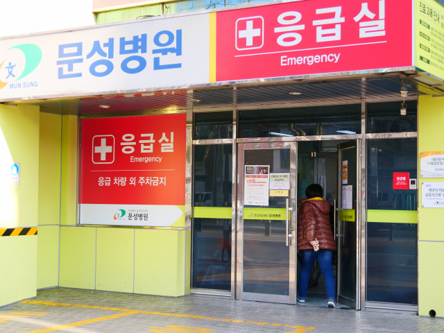 대구 남구 문성병원의 출입문이 6일 오후 굳게 닫혀있다. 안성완 기자 asw0727@imaeil.com