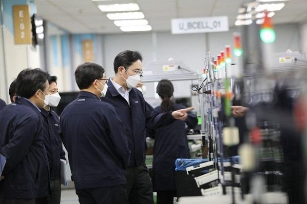 이재용 삼성전자 부회장이 3일 경북 구미국가산업단지 내 삼성전자 구미사업장을 방문해 생산 현장을 점검하고 있다. 삼성전자 제공