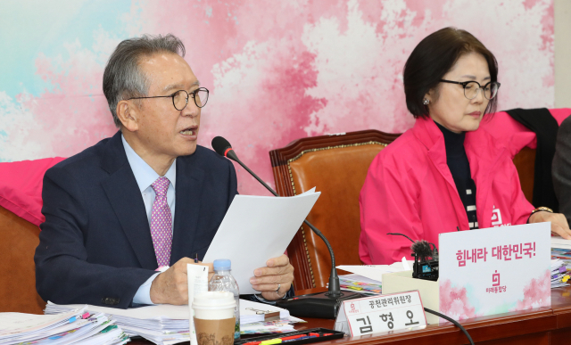 미래통합당 김형오 공천관리위원장이 6일 오후 서울 여의도 국회에서 공천심사 결과를 발표하고 있다. 연합뉴스