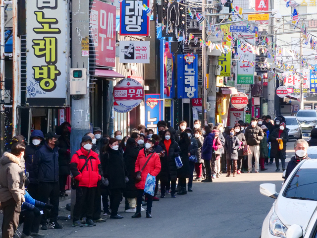 6일 오전 대구 북구 복현동 우체국 앞에 수백여 명의 시민들이 코로나19 예방용 마스크를 사기 위해 줄지어 서 있다. 안성완 기자 asw0727@imaeil.com