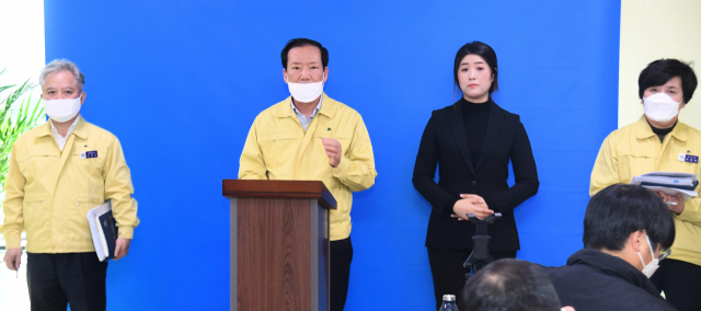 구인모 경남 거창군수가 6일 군청 브리핑룸에서 코로나 19 대책 발표를 하고 있다.거창군