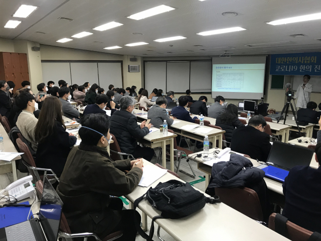대한한의사협회는 대구경북한의사회와 함께 7일 대구한의대 부속 한방병원에서 코로나19 환자 전화상담을 앞두고 진단 및 처방에 관한 교육을 하고 있다. 대한한의사협회 제공