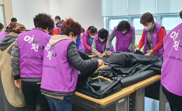 영천시 자원봉사센터 봉사자들이 면 마스크 제작에 앞서 원단을 손질하고 있다. 독자 제공