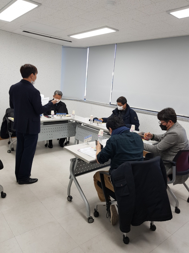 전국 최초로 포항시가 도입하는 인턴코디네이터제도에 응시한 지역 출신 대학졸업생을 대상으로 면접을 보고 있다. 포항시 제공