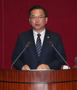 더불어민주당 김부겸 의원이 2일 국회 본회의장에서 열린 정치·외교·통일·안보 분야 대정부질문에서 발언하고 있다. 연합뉴스