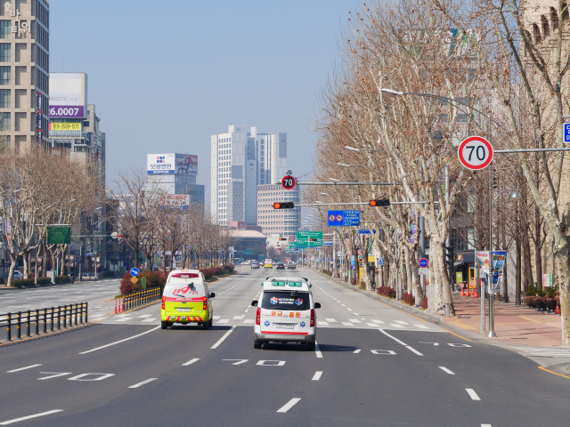 코로나19가 한창 유행하던 지난해 3월 초 대구 반월당 인근 달구벌대로의 썰렁한 모습. 안성완 기자 asw0727@imaeil.com