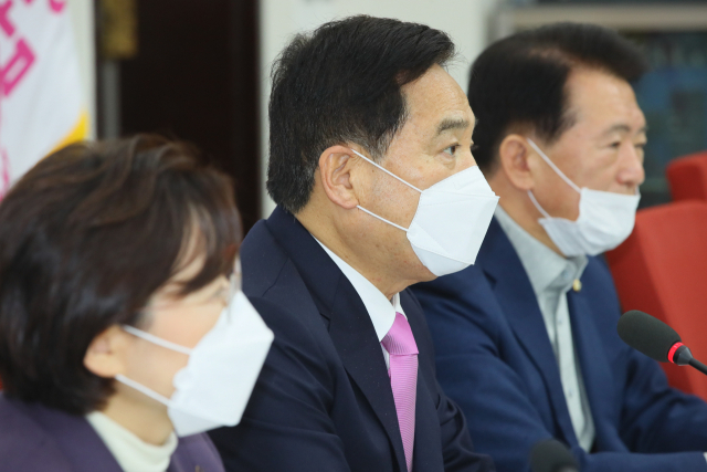 미래통합당 심재철 원내대표(가운데)가 8일 국회에서 열린 기자간담회에서 발언하고 있다. 연합뉴스