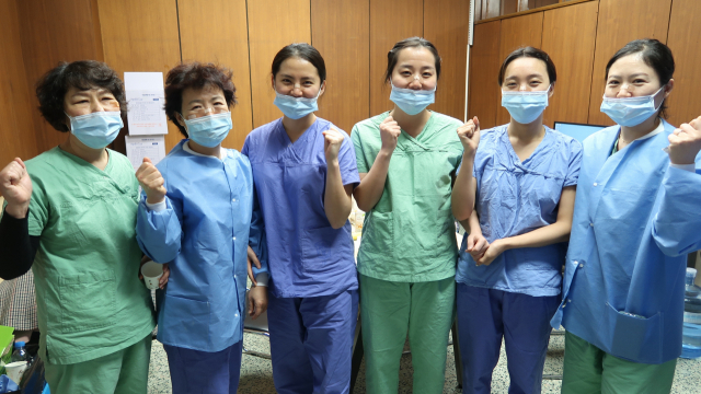 지난 2일 대구 중구 동산동에 위치한 계명대 동산병원에서 신종 코로나바이러스 감염증(코로나19) 환자들을 돌보는 간호사들이 파이팅을 외치고 있다. [대한간호협회 제공]