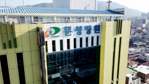 8일 오전 코로나19 집단 확진이 나온 대구 달서구 한마음 아파트에서 확진 주민들이 의료진과 관계기관 공무원의 안내를 받아 생활치료센터로 가는 버스를 타고 있다. 김영진 기자 kyjmaeil@imaeil.com