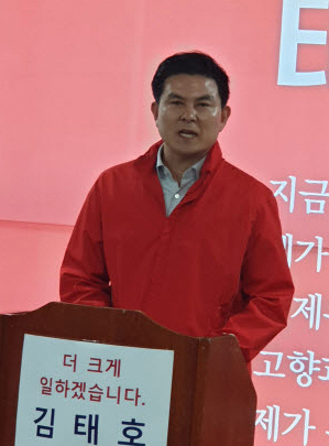 김태호 전 경남도지사가 8일 거창군 거창대로 77 예비후보 선거사무실에서 무소속출마 기자회견을 했다.이상재기자