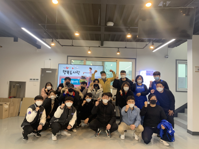 도시락 봉사에 나선 경북청년봉사단원들이 한자리에 모여 기념촬영을 하고 있다. 경북도 제공