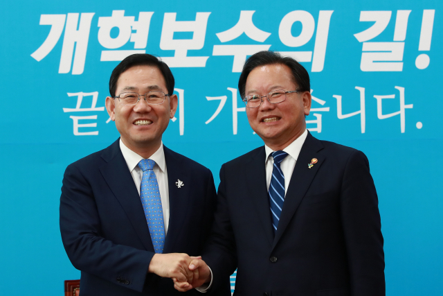 지난 2017년 6월 당시 김부겸 행정자치부 장관이 국회 바른정당 당대표실을 찾아 주호영 당대표 권한대행 겸 원내대표와 악수하고 있다. 연합뉴스