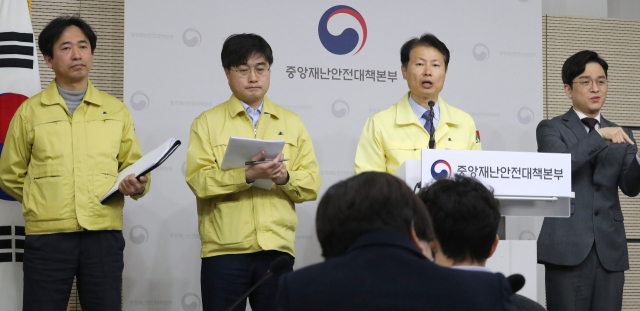 김강립 중앙재난안전대책본부 제1총괄조정관(보건복지부 차관, 왼쪽 세번째)이 9일 오전 세종시 정부세종청사에서 코로나19 대응 중앙재난안전대책본부 회의 결과 등 정례브리핑을 마친 뒤 취재진의 질문에 답변하고 있다. 연합뉴스