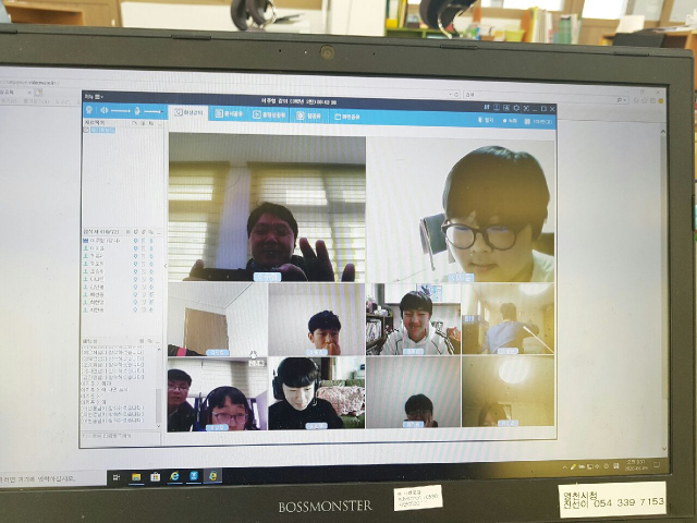 경북 영천의 산자연중학교는 코로나19 사태로 인한 학교 휴업 기간 동안 실시간 화상 수업을 통해 학습 공백을 메워가고 있다. 실시간 화상 수업 진행 장면. 산자연중 제공