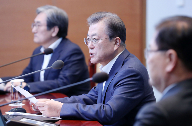 문재인 대통령이 9일 오후 청와대에서 수석·보좌관 회의를 주재하고 있다. 연합뉴스
