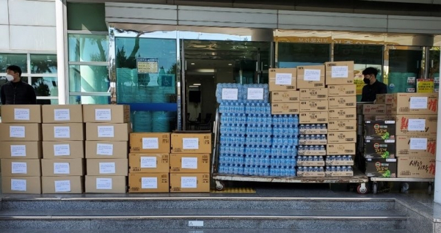 포항제철소는 지난 6일 포항지역 선별진료소에서 일하는 의료진을 위해 700명분의 식음료를 준비해 전달했다. 포스코 제공