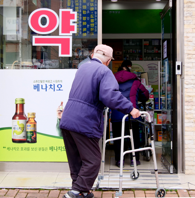전국 이동제한령이 발효된 첫날인 지난 10일(현지시간) 이탈리아 로마의 상징인 콜로세움 주변에 인적이 드문 모습이다. 연합뉴스
