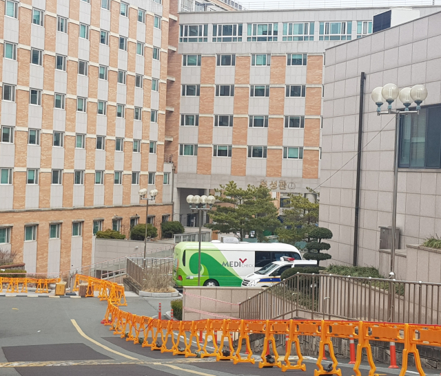 코로나19 생활치료센터로 지정된 경북대 기숙사는 현재 외부인 출입이 금지돼 있다. 변선진 기자