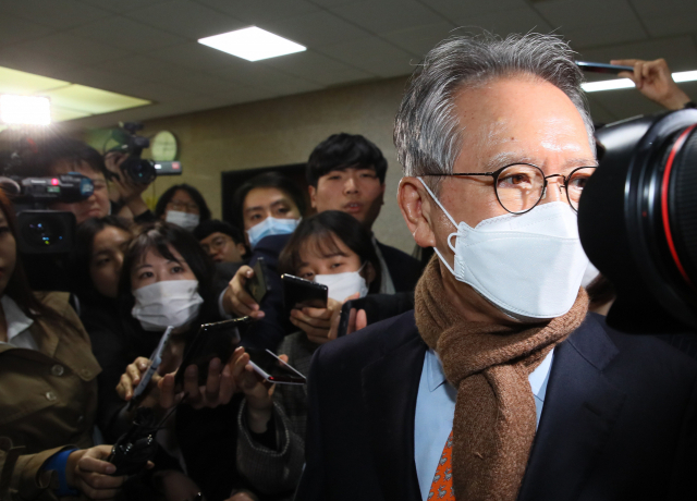 미래통합당 김형오 공천관리위원장이 9일 국회에서 열린 공천관리위원회에 입장하고 있다. 연합뉴스