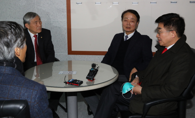 미래한국당 공병호 공천관리위원장(오른쪽부터), 한선교 대표, 조훈현, 김동헌 위원이 10일 국회 의원회관에서 후보자 신청 마감 후 열린 첫 공천관리위원회를 앞두고 대화하고 있다. 연합뉴스