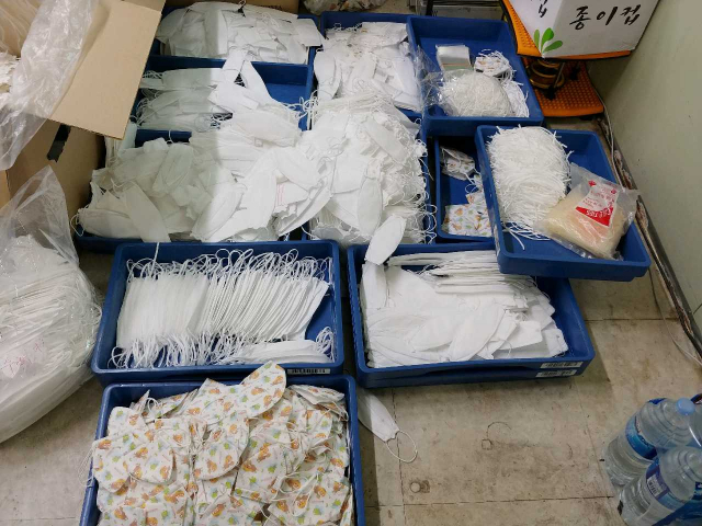 경찰이 칠곡군 석적읍의 한 공장에서 압수한 불량 마스크 2만5천여장. 칠곡경찰서 제공